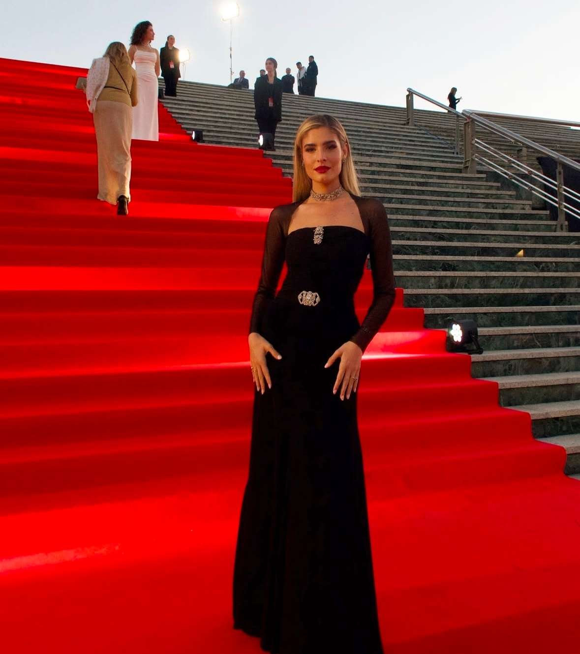 Teresa Andrés Gonzalvo vestida de Claro couture con un vestido negro.